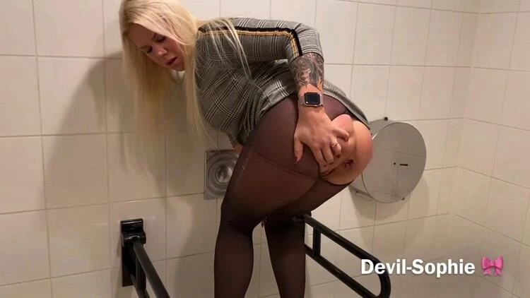 Devil Sophie - Fastfood piglets - really messed up the fast food toilet shit  (2024) [FullHD]